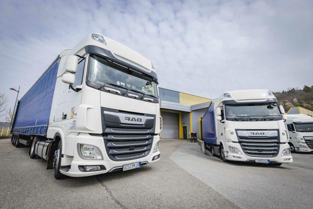 Camions garés devant un entrepôt