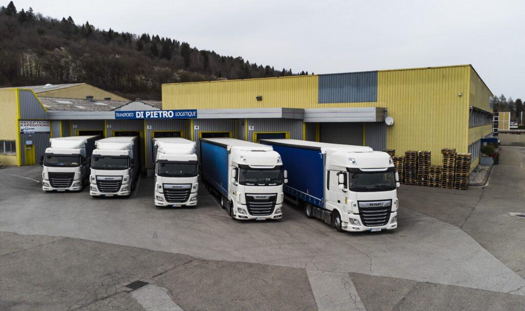 Camions déchargeant dans un entrepôt