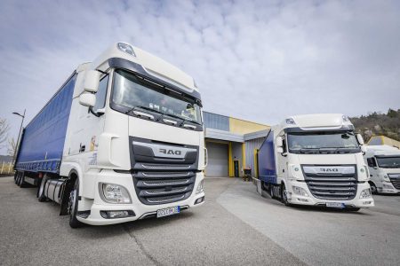 Camions garés devant un entrepôt